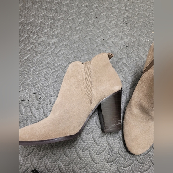 Michael Kors Shoe. - Picture 2 of 4